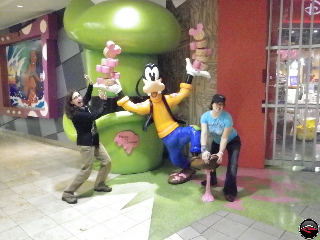 Playing with the Disney's Goofy statue in the Orlando airport