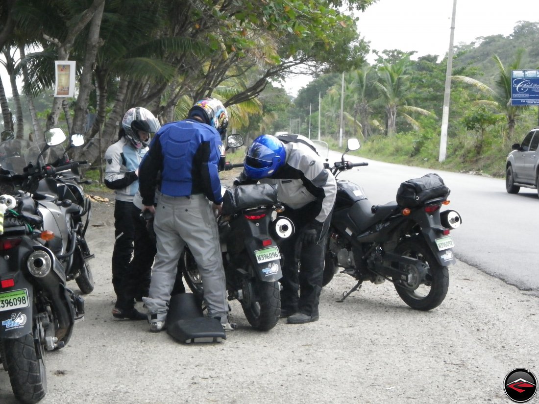 Quick roadside repair of a Suzuki V-Strom 650 in the Dominican Republic