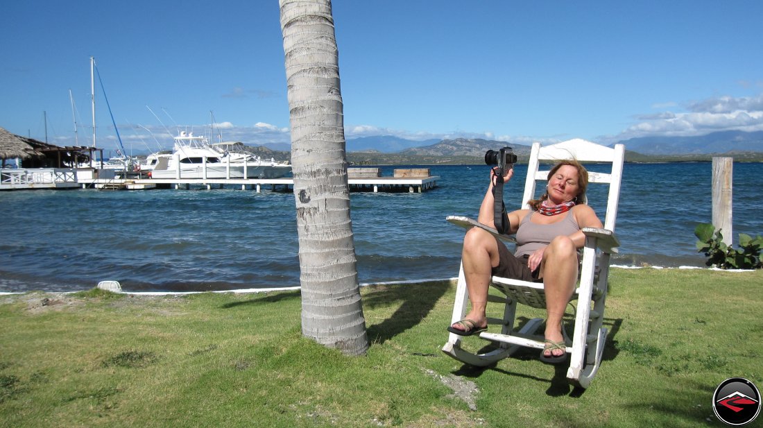 Woman sitting in a sun chair next to the oecan