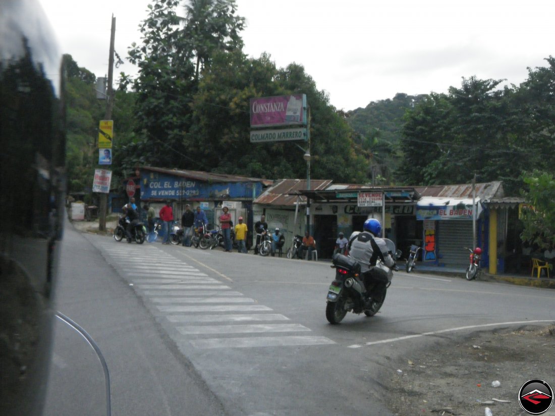 motorcycle turning off the auto-pista