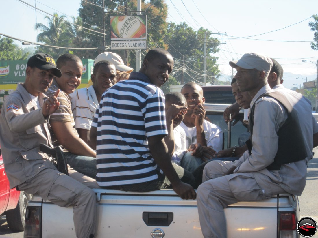 lots of men in the back of a pickup, bodega vladimir