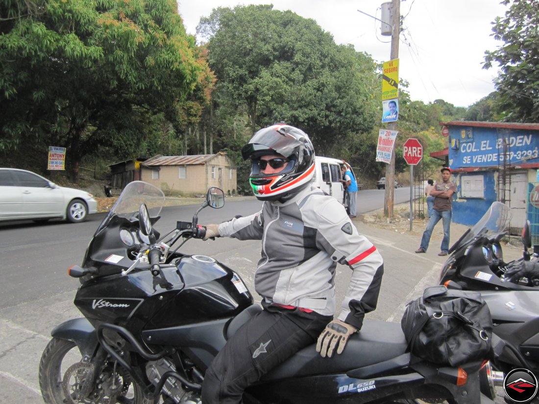 Motorcycle at a stop sign pare, col, el baden